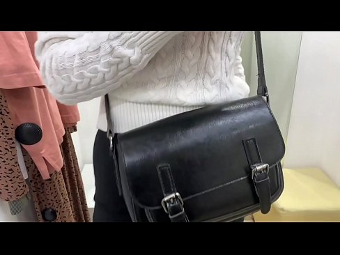 ❤️ Masturbazzjoni pubblika tal-kelba żagħżugħa FeralBerry b'dildo fil-kamra tal-armar ❤️❌ Fucking f'mt.niceporn.ru ﹏